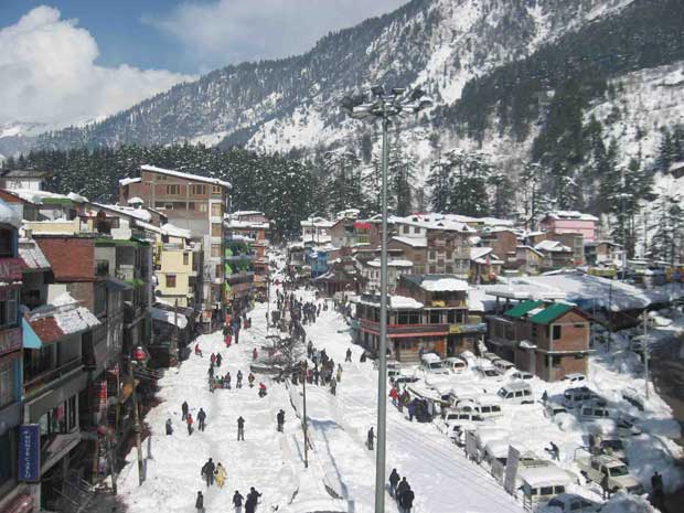 Full view of  Mall road in Winter