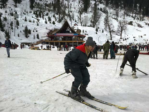 Skiing at Manali in winter
