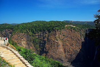 Jog fall from Bus stop