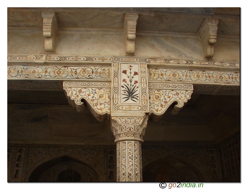 Art work at Agra fort