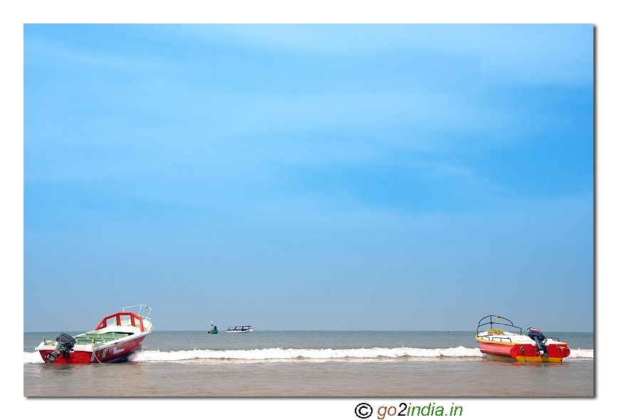 Murudeswara sea with boats for short trip