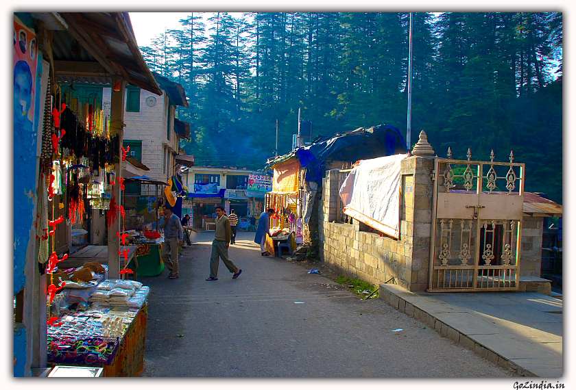 Market outside the temple to sell local items.