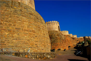 https://www.go2india.in/rajasthan/images/kumbhalgarh-fort-wall.jpg