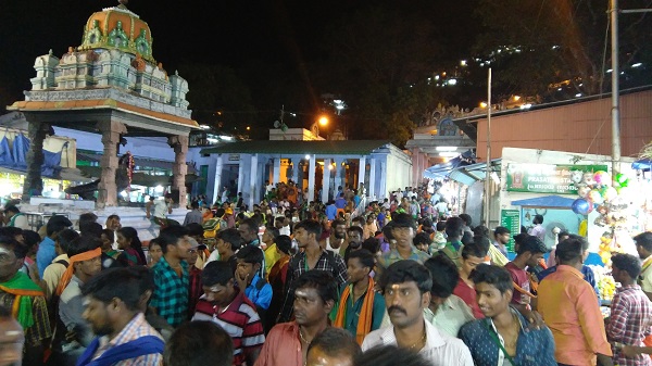 Palani Murugan temple crowd near temple