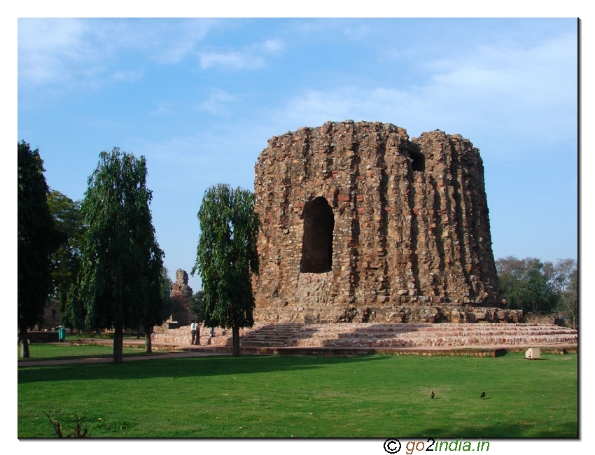 go2india.in Alai Minar Near Qutub Minar from a distance