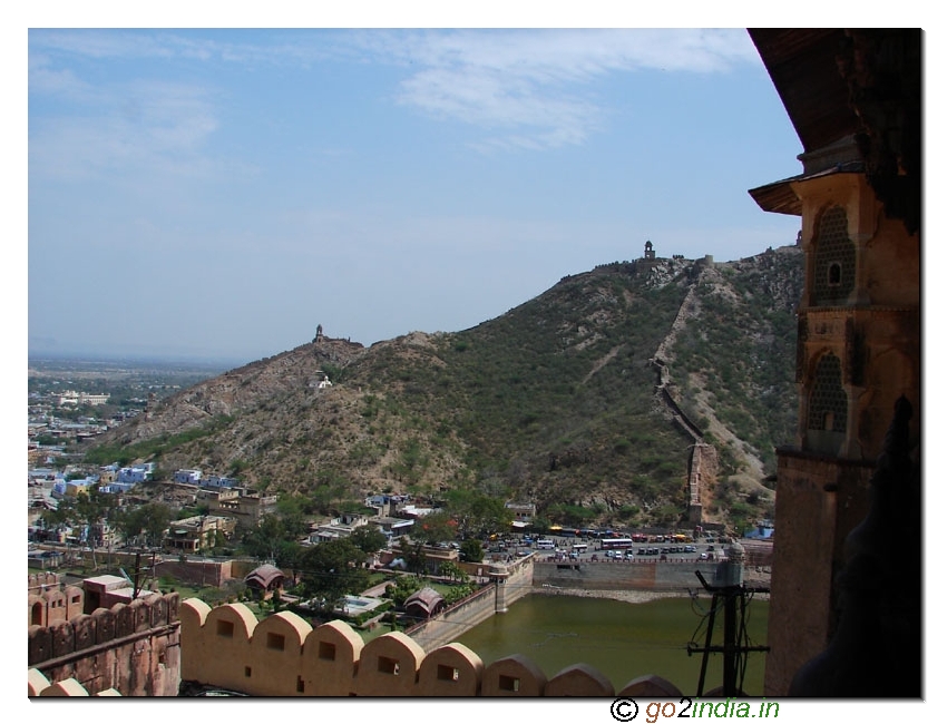 View of the walls surrounding Ambar Palace 