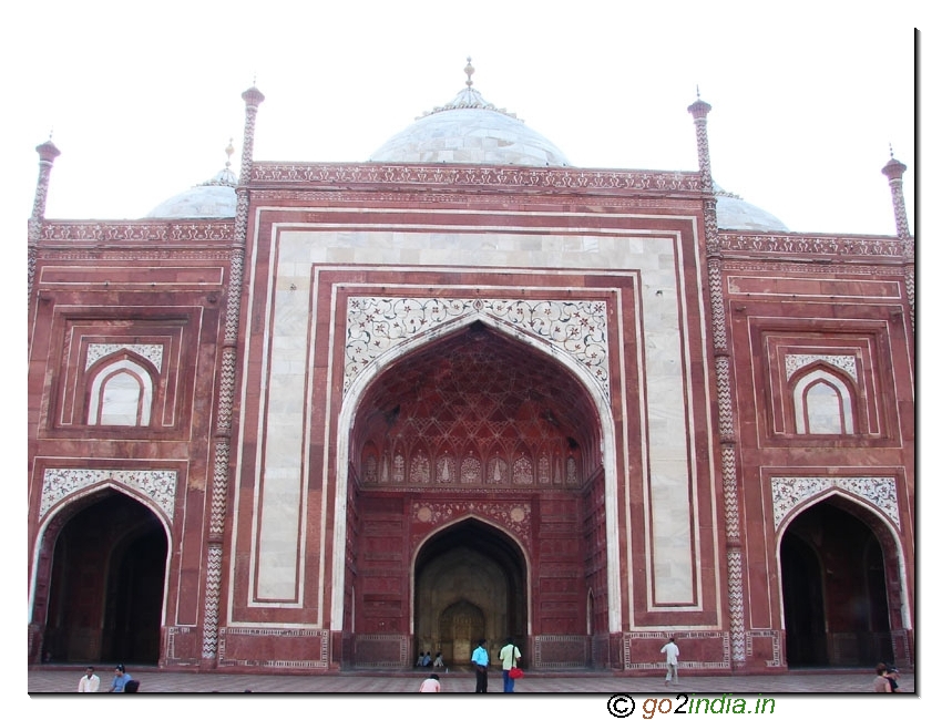 Masjid by the side of Taj Mahal