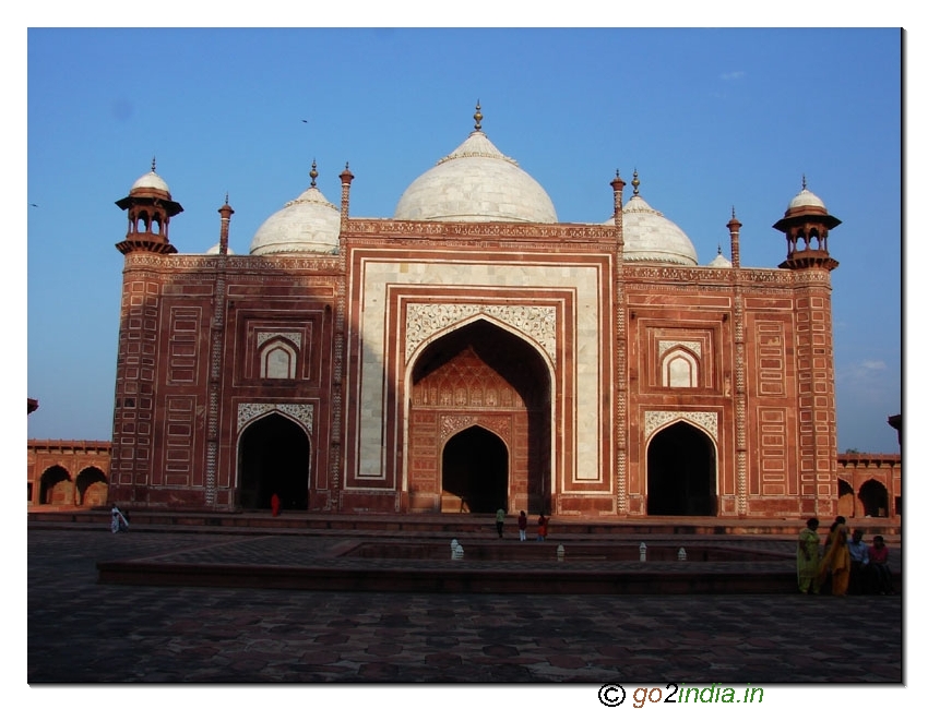Masjid by the side of Taj Mahal