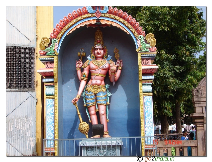 Statue at the entrance gate of Sriselam temple