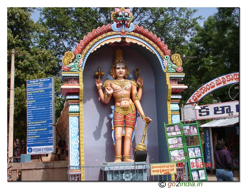 Statue at the entrace of the Sriselam temple