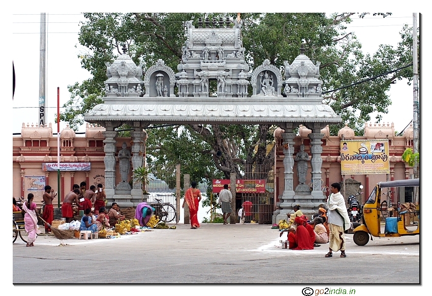 go2india.in Shivalinga and Nandi near Rajahmundry at Godavari river banks