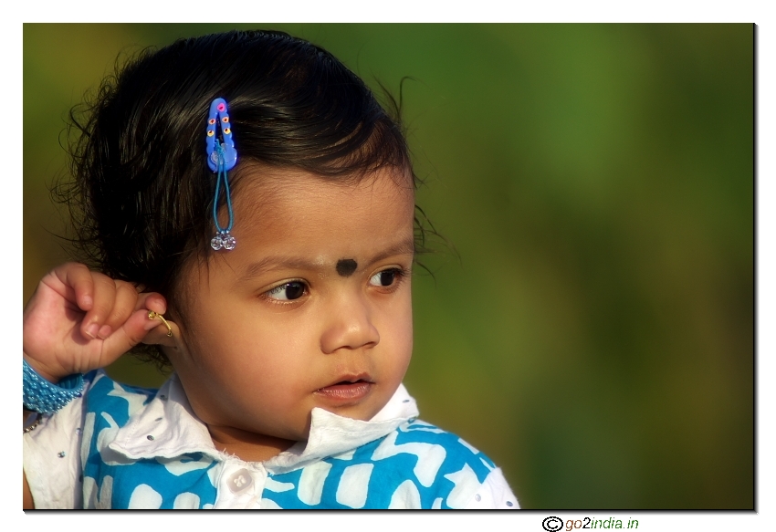 kid holding ear ring with right hand portrait  from Canon 85/1.8 lens on 20D