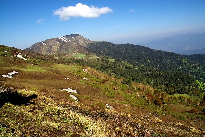 Snow and valley on the way to Talhouti