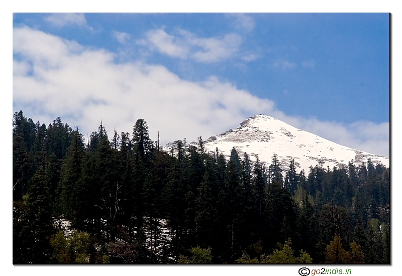Snow peaks near Kedarkantha during trekking