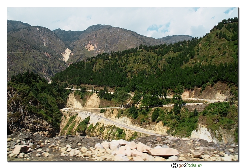 Curved road towards Joshimath