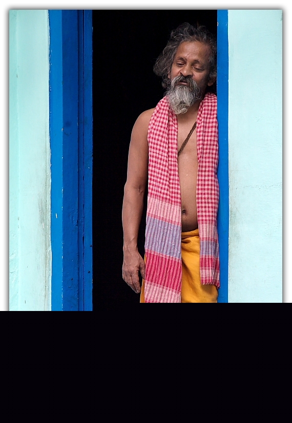 observer looking at visitors in Manikaran, Kullu