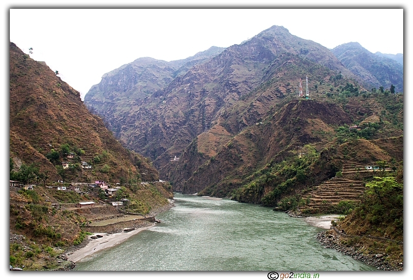 Beas river flow in between valleys on Kullu