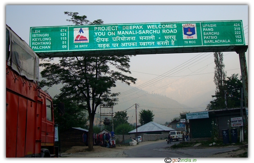 A board at Manali - Sarchu road indicating distances