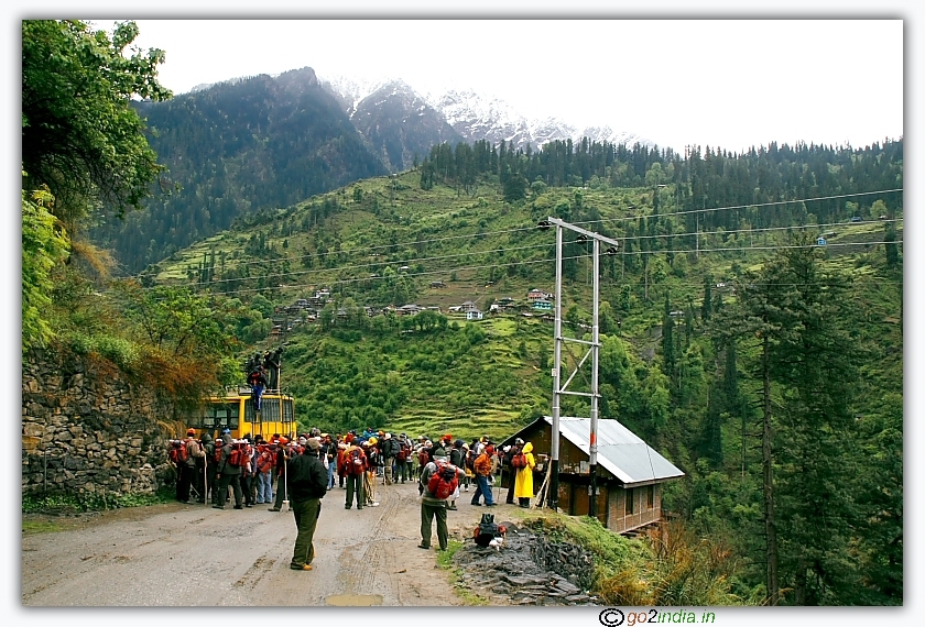 Trekkers getting down from bus at Unchdhar