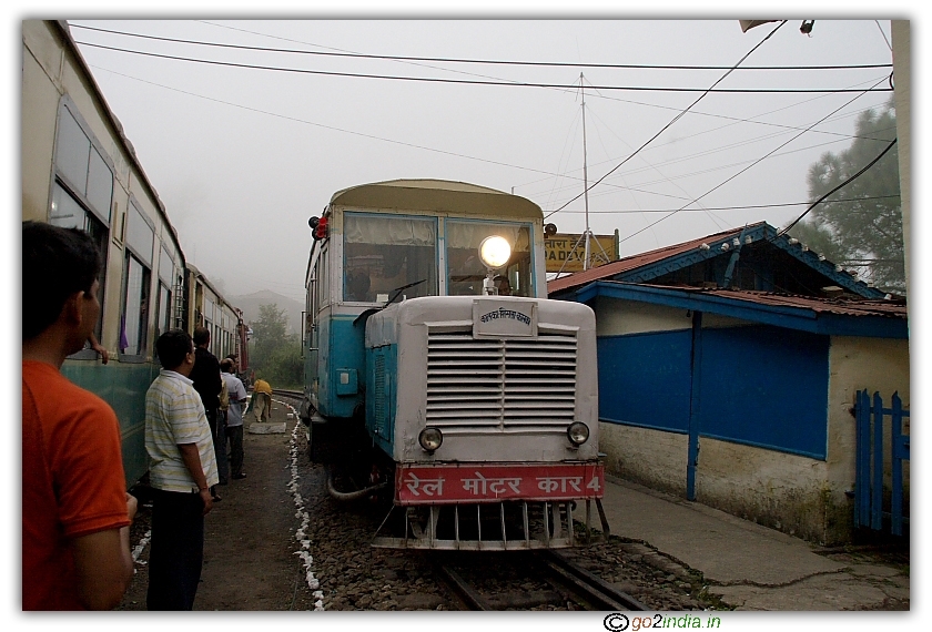 Rail Motor Car passing Himlayan Queen near Shimla