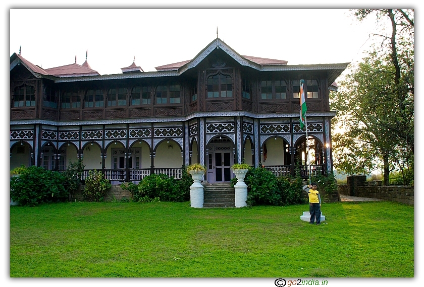 go2india.in Residential house near temple at Sarahan