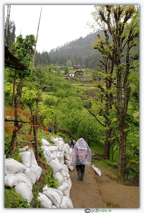 Path near a village on the way to Gunapani