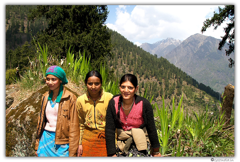 Village people on the way from Guna Pani to Fual pani