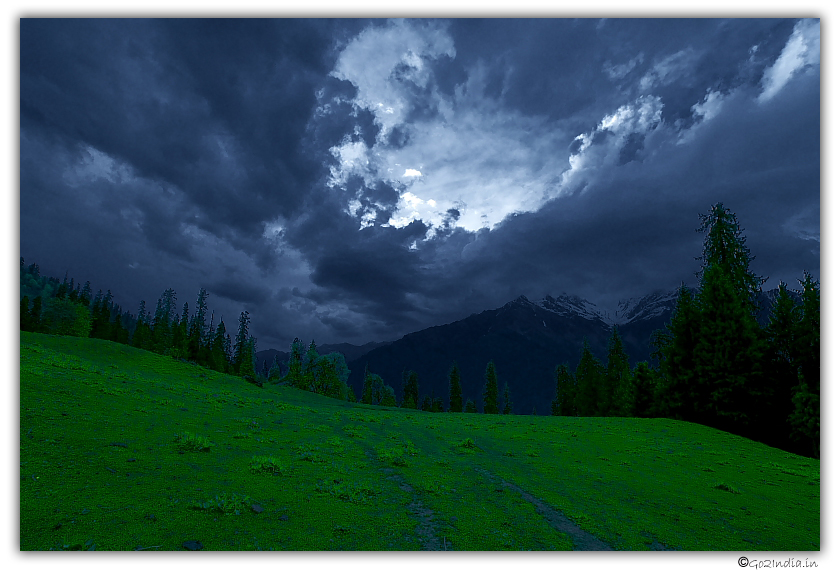 Cloud pattern and dream lighting at Bhandak Thatch