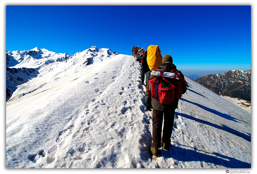 Trekkers at Sar pass