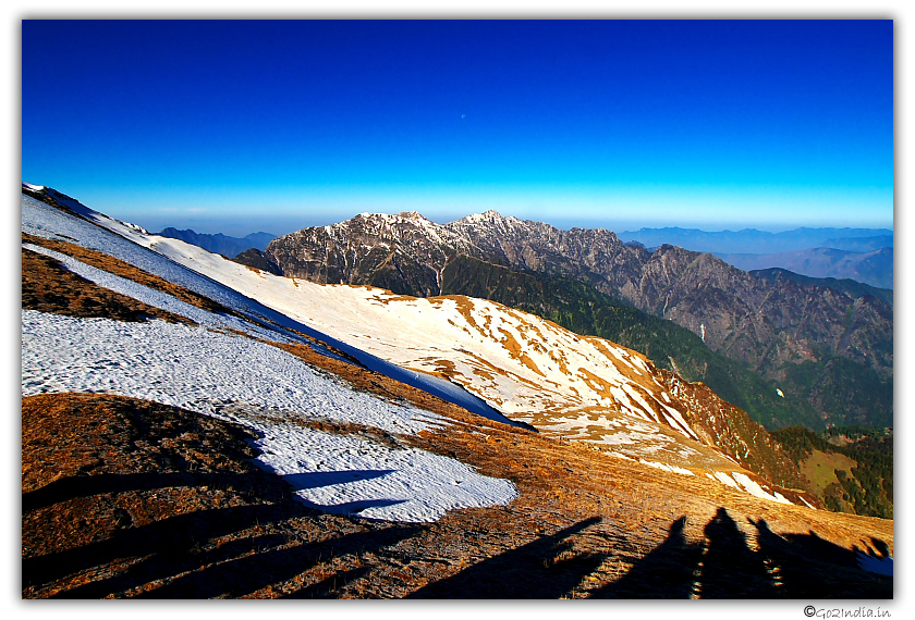 Trekking beside the valley view at Sar pass