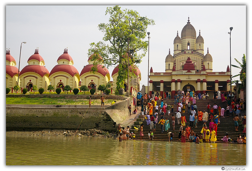People at Hooghli river near Dakshineswar