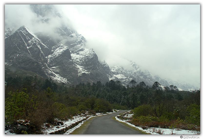Road & valley in  Lachung towards Youmthang valley