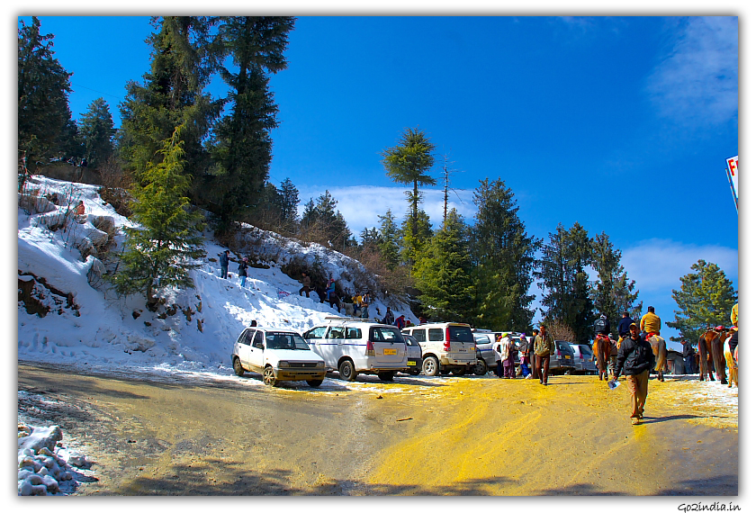 Cabs around Kufri in winter