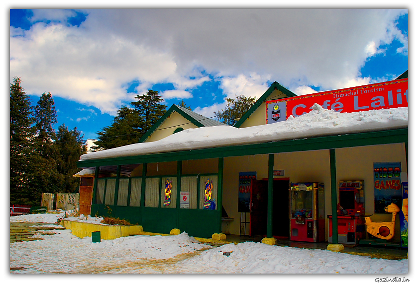 Snow at resturants in Kufri