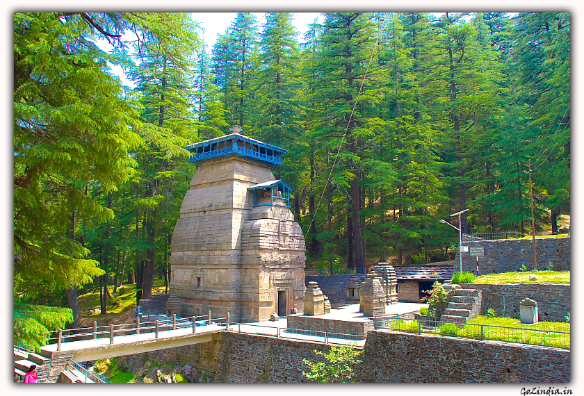 Another temple at the entrance of Jageshwar city
