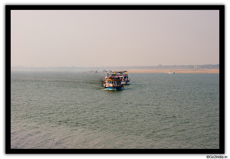 Boats approching Pursathapatnam 