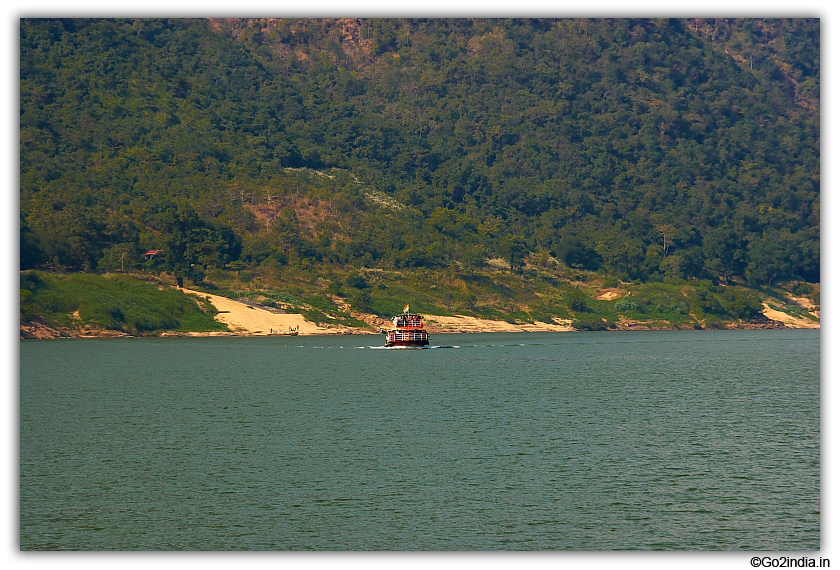 A boat is approching from Papihills 