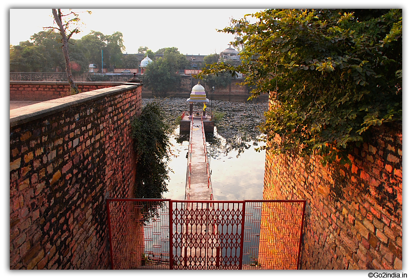 Main entrance of the pond near Gurudwara at Gwalior fort