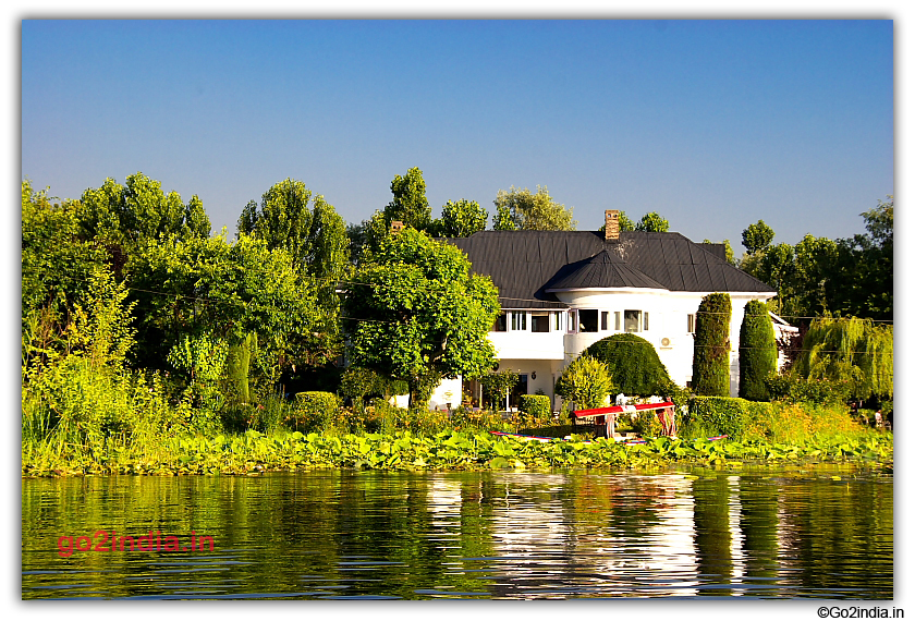 A hotel by the side of Dal Lake