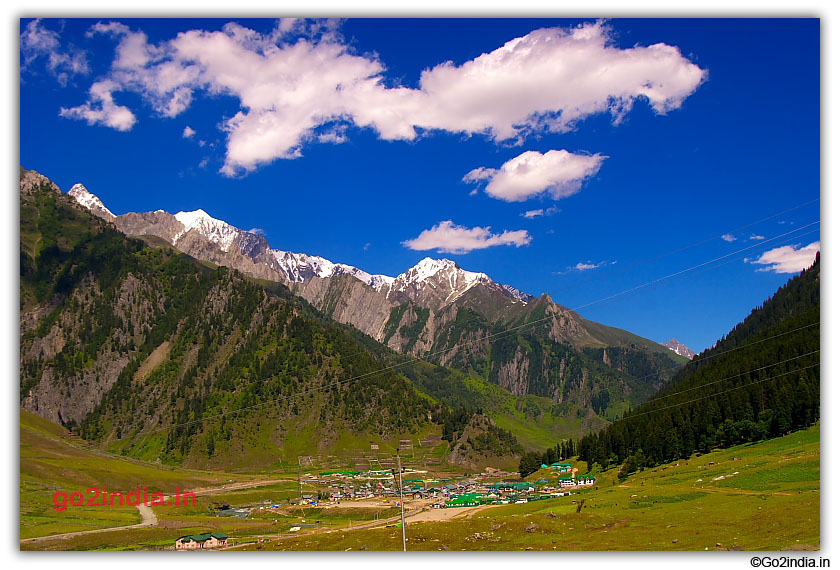 Small town with hotels and resturants at Sonmarg
