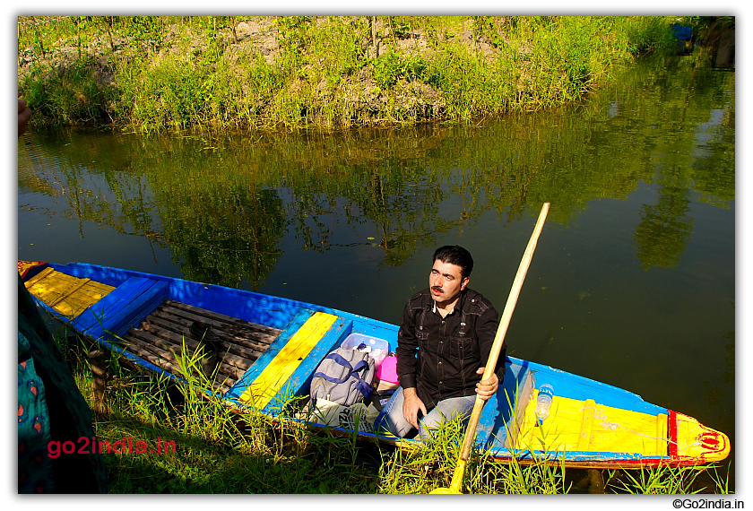 Selling Keshar near Houseboat